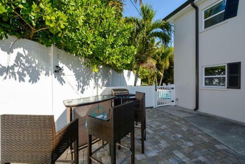 Canal 315 - Right In Siesta Key Village!
