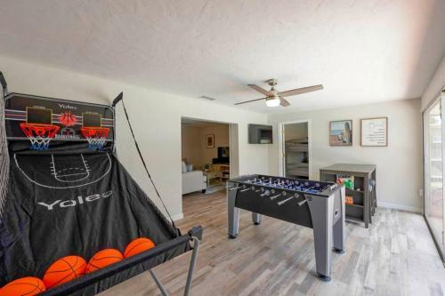 Pool Home - Close To Beaches, Food, Downtown!