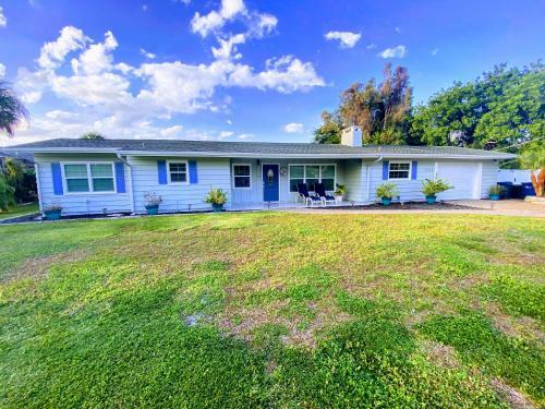 Coral Skies Over Siesta Key - Spacious One Level, Pet Friendly With A Pool!