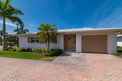 New Completely Remodeled Villa With Beach And Heated Pool Access