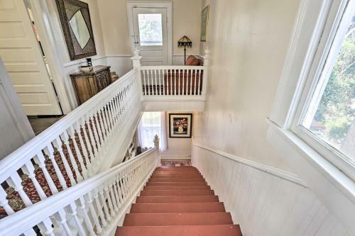 Central Albany Home With Covered Porch And Patio!
