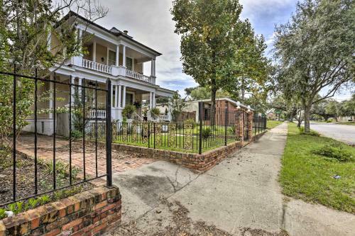 Central Albany Home With Covered Porch And Patio!