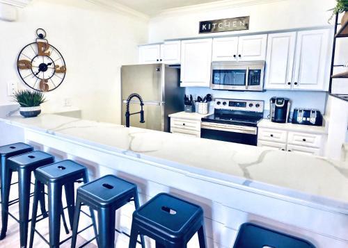 Apartamento Barefoot Bliss - Beachfront Condo - Sleeps 14