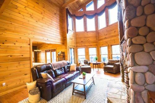 Christmas Lodge-secluded Near Downtown Blue Ridge