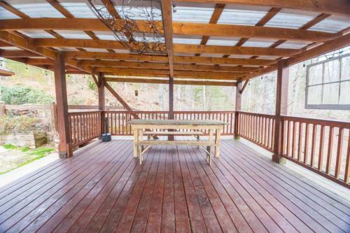 Christmas Lodge-secluded Near Downtown Blue Ridge