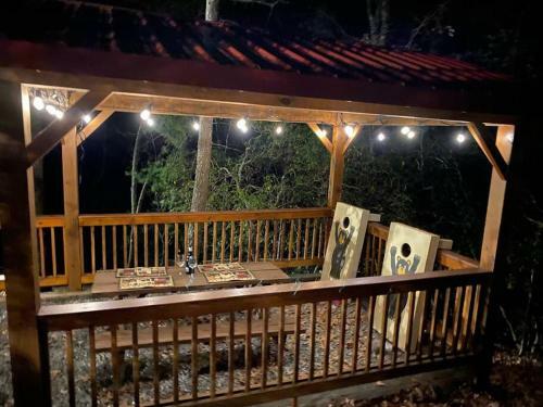 Mtn View-hot Tub-fire-pit-picnic Gazebo-king-bed
