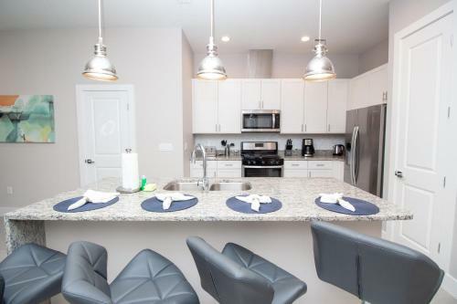Villa 4 Br 4 Ba Self Check-in Close To Disney Theme Parks