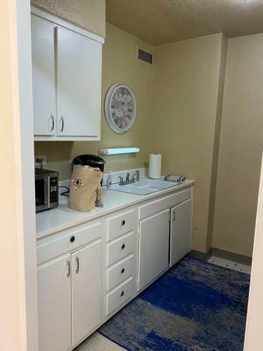 High Floor Traditional Style Studio With Balcony In Downtown Atl