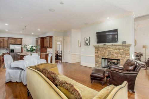 Beautiful 5br 5ba With Hot Tub In Sandy Springs