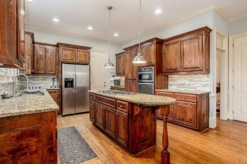 Beautiful 5br 5ba With Hot Tub In Sandy Springs