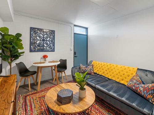 Apartamento Colorful Studio With Queen Bed, City Walkable!