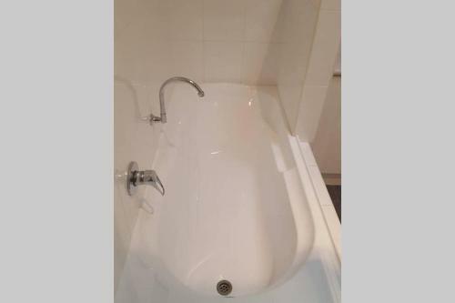 Perfect Location Central Modern Cottage - Free Wifi