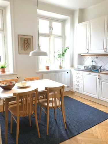 Classic & Light 2 Room Apartment In Sofo, 60 Sqm
