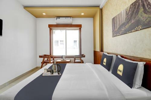 Hotel Townhouse Oak Sharoz Residency