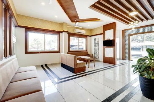 Hotel Townhouse Oak Sharoz Residency