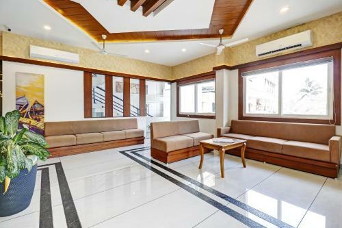 Hotel Townhouse Oak Sharoz Residency