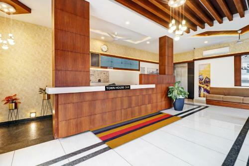 Hotel Townhouse Oak Sharoz Residency