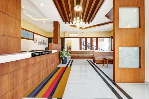 Hotel Townhouse Oak Sharoz Residency