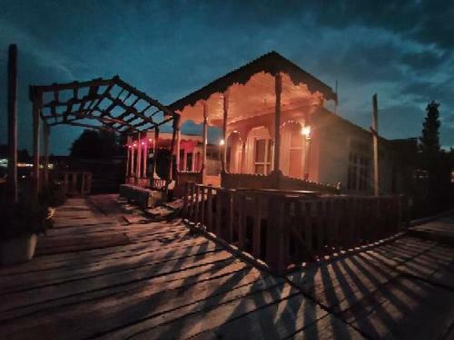 Houseboat Shora Palace And Azad Palace