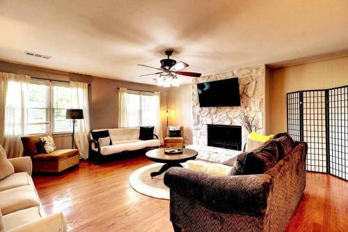Villa Kennesaw Oasis -private Pool Comfy 4bdr Sleeps 14+