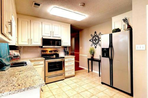 Villa Kennesaw Oasis -private Pool Comfy 4bdr Sleeps 14+