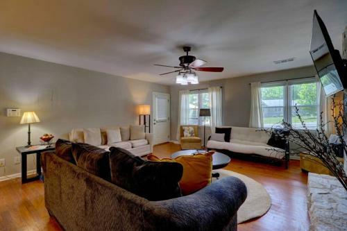 Villa Kennesaw Oasis -private Pool Comfy 4bdr Sleeps 14+