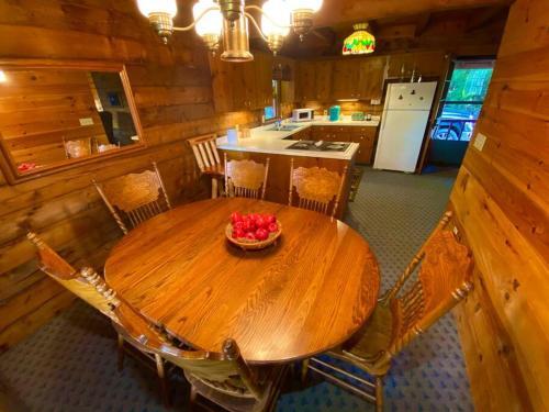 Moonlit Mountain-pond, Fire Pit, Hot Tub, 4 Acres