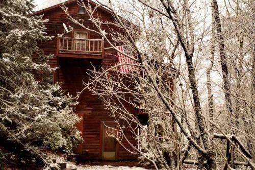 Moonlit Mountain-pond, Fire Pit, Hot Tub, 4 Acres