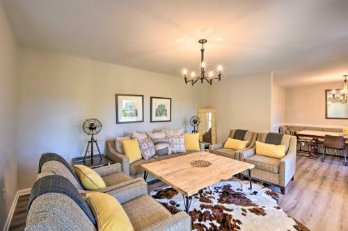 Mod Stable House On 10 Acres, Walk To Lake!