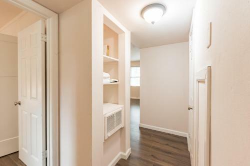 Modern Apartment Near Beautiful Historic Macon Apts