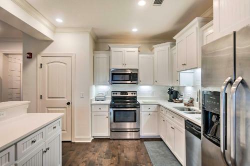 Chic St Simons Island Townhome With Pool Access