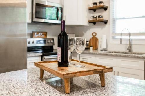 Modern + Cozy Townhome - Minutes To Avalon W/king