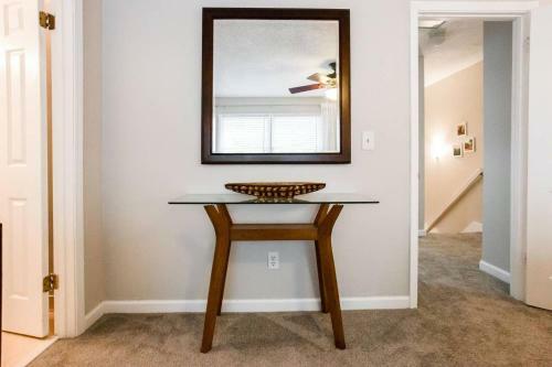 Modern + Cozy Townhome - Minutes To Avalon W/king