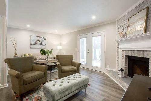 Modern + Cozy Townhome - Minutes To Avalon W/king