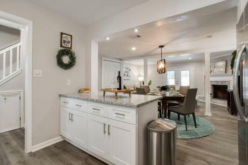 Modern + Cozy Townhome - Minutes To Avalon W/king