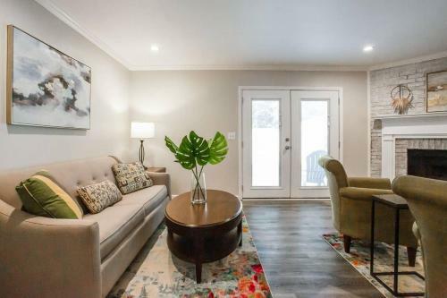 Modern + Cozy Townhome - Minutes To Avalon W/king