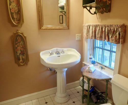 Modern Cottage In Downtown Npt-walk To All