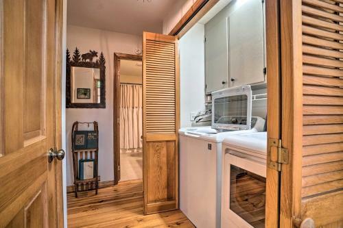 Cozy Cabin With Deck 4 Mi To Dining And Hiking!