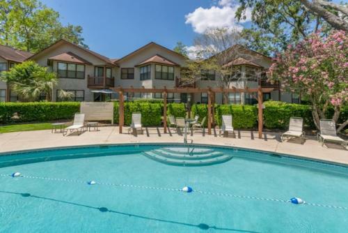 Attractive And Comfortable 2 Bedroom 2 Bath Harbour Oaks Condo