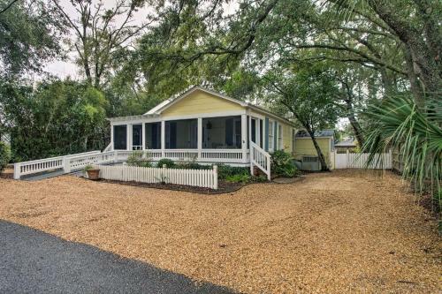 St Simons Island Cottage About 1 Block Walk To Beach!