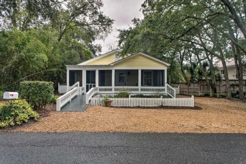 St Simons Island Cottage About 1 Block Walk To Beach!
