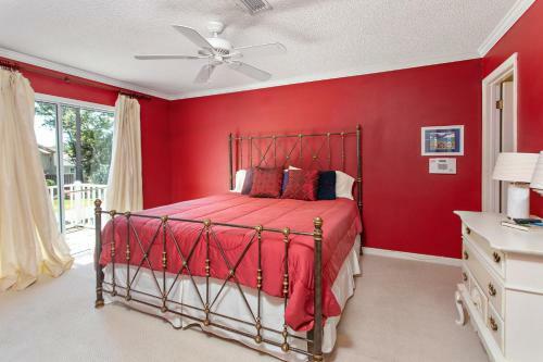 3 Bedroom 2 And A Half Bath Townhome With 2 Car Garage