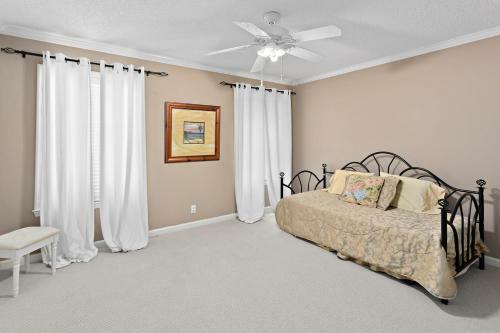 3 Bedroom 2 And A Half Bath Townhome With 2 Car Garage