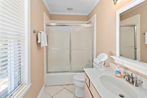 3 Bedroom 2 And A Half Bath Townhome With 2 Car Garage