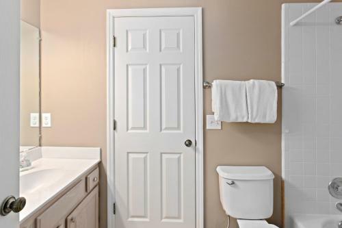 3 Bedroom 2 And A Half Bath Townhome With 2 Car Garage