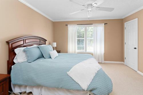 3 Bedroom 2 And A Half Bath Townhome With 2 Car Garage