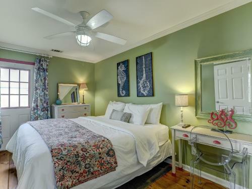 Ocean Views, Steps To Beach, Heated Pool Access! By Southern Belle Tybee
