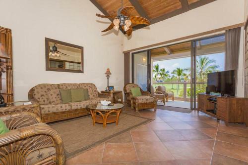 Surf & Racquet Club #6-303