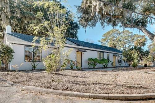 Swanky Savannah Style, Side A-walk To Bonaventure