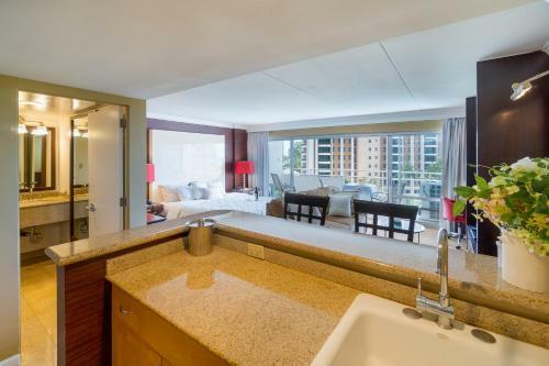 Apartamento @ Marbella Lane Executive Suite, Steps To Beach